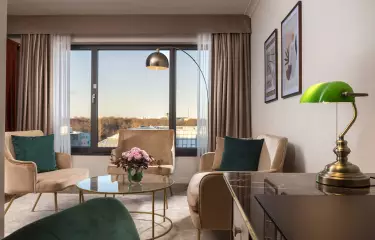 Executive Studio mit Sitzgelegenheit und Ausblick zum Potsdamer Platz 