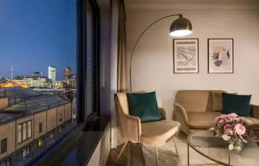 Executive Studio mit Sitzgelegenheit und Ausblick zum Potsdamer Platz 