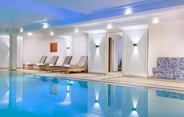 Wellnessbereich mit Pool, Liegen 