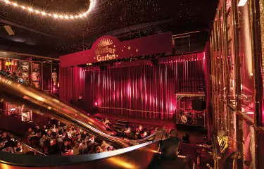 Theatersaal Ansicht auf die Bühne