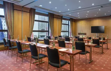 Salon Paris: 14 & 15, Parlamentarische Bestuhlung, Screen, klimatisiert 