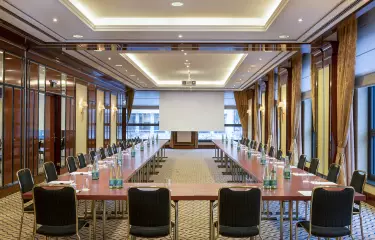 Salon Riga: 16 & 17, U-Form, Screen, klimatisiert, große Fenster 