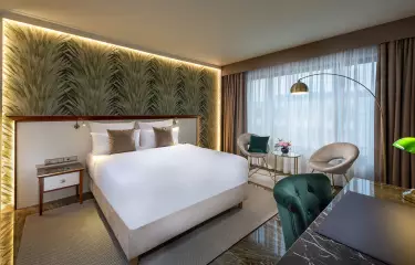 Executive Zimmer mit Kingize Bett und Sitzgelegenheit 