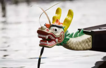 Drachenboot mit Drachenkopf in chinesischer Tradition