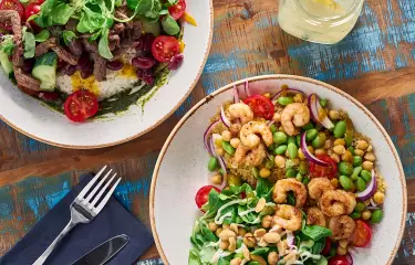 Zwei Teller mit Lunch Bowls auf einem Tisch
