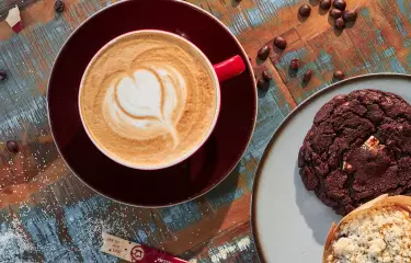 Cappuccino und Cookies auf einem Tisch