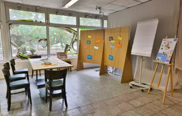 Kreativer Workspace im Eingangbereich des Großen Veranstaltungsraums der MEET+CHANGE Location Kulturzenturm Prenzlauer Berg