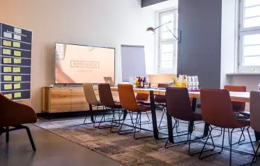 Der Tagungsraum Anfield ist ein stilvoller Raum im zweiten Stock, der mit allem ausgestattet ist, was man für ein erfolgreiches Meeting braucht.