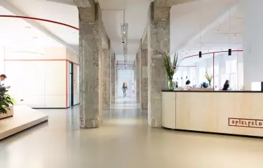 Gehen an zwei Glasschiebetüren vorbei und betreten Sie den Spielfeld-Empfangsbereich, wo unser professionelles Empfangsteam die Gäste begrüßt und sie durch unsere Räumlichkeiten führt. 