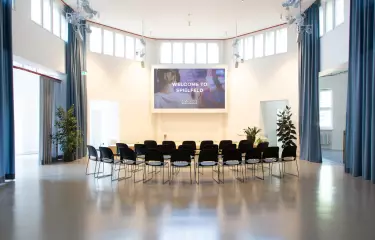 Hall of Fame - der größte Veranstaltungsort auf dem Spielfeld ist mit Tageslicht durchflutet und verfügt über eine zentrale Bühne, einen HD-Projektor und Sitzplätze für bis zu 100 Personen. 