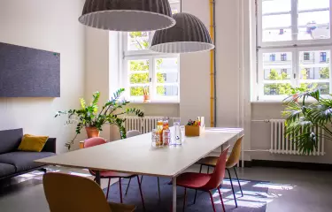 Das Maracana befindet sich im zweiten Stock und verfügt über einen Besprechungstisch, eine weiße Tafel, eine Pinnwand und einen TV-Bildschirm, die ein kollaboratives Arbeiten ermöglichen. 