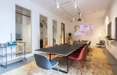 Olimpico ist ein großer Besprechungsraum im Erdgeschoss, der mit Tools für die Zusammenarbeit, einem Projektor und einem großen Whiteboard ausgestattet ist. 