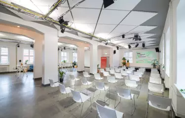 Stadium ist ein großer und flexibler Raum, der verschiedene Bestuhlungsmöglichkeiten, Catering-Optionen und interaktive Arbeitsformate zulässt.