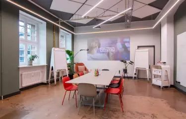 Dieser große Tagungsraum ist mit regulierbarer Beleuchtung, Beamer und Workshop-Materialien ausgestattet, und eignet sich perfekt für Meetings, Workshops, Design Sprints und andere interaktive Zusammenkünfte.