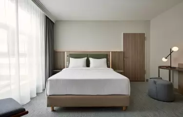 Bett in einem Hotelzimmer