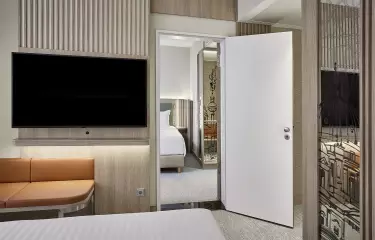 Zimmer mit Verbindungstür