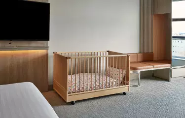 Nahaufnahme eines Babybetts mit bunter Bettwäsche