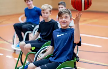 Training eines Rollstuhlbasketball-Teams mit Spielern mit und ohne Behinderung