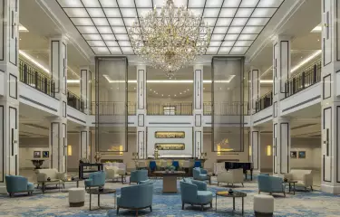 Lobby mit Kronleuchter und Sitzgelegenheiten 