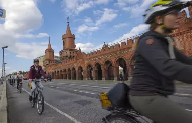 Alternatives Berlin Radtour Oberbaumbrücke Berlin on Bike