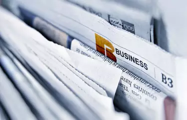 ein Stapel Zeitungen und Business-Leitmedien