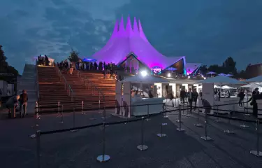 Vorplatz & Dachterrasse