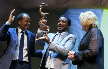 Amnesty International Generalsekretär Markus N. Beeko übergibt den Menschenrechtspreis an den Ethiopian Human Rights Council (EHRCO)