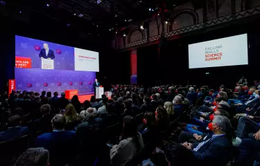 Begrüßung zu den Breakthrough Talks durch Sebastian Turner beim Falling Walls Science Summit im Radialsystem V in Berlin
