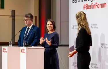 Außenministerin Annalena Baerbock eröffnet das Berlin Foreign Policy Forum zusammen mit dem estnischen Außenminister Urmas Reinsalu.