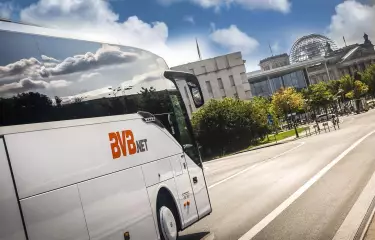 Ein BVB.net Bus fährt durch Berlin