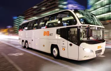 Ein Bus von BVB.net fährt bei Nacht auf der Straße