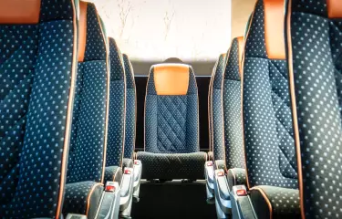 Innenansicht mit leeren komfortablen Sitzen eines BVB.net Busses