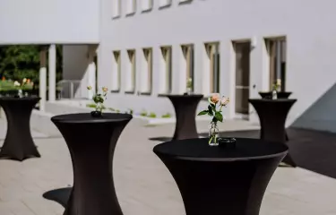 Terrasse mit Empfangstischen