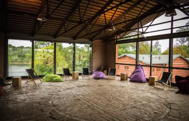 Panoramansicht der alten Brennerei mit Sitzsäcken in der Eventlocation Landgut Stober