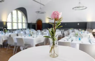 eingedeckte Tische im Kastaniengarten