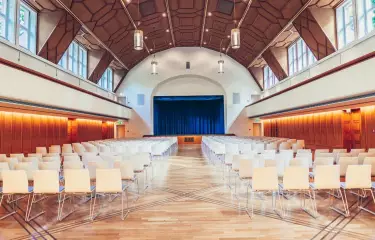 Reihenbestuhlung mit zentriertem Blick auf die Bühne