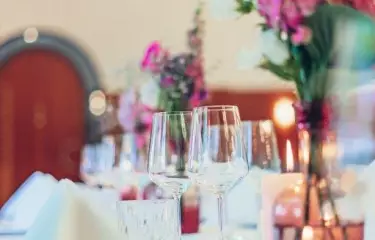 Kastaniengarten mit eingedecktem Tisch 