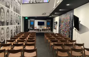 Ansicht rechter Seitenflügel des Museums mit Bühne und Reihenbestuhlung