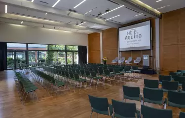 Stuhlreihen im großen Saal