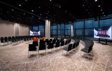Die Konferenzräume im Gasometer kombinieren moderne Ausstattung mit beeindruckender Industriearchitektur und bieten somit eine inspirierende Umgebung für produktive Veranstaltungen.