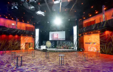 Der beeindruckende Konferenzsaal im Gasometer besticht durch großzügiges Ambiente und vielseitige Architektur, ideal für diverse Veranstaltungen. 