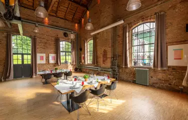 Flexibler Raum für kreative Workshops und Seminare mit Zugang zu beiden Terrassen