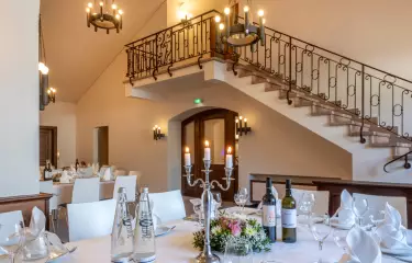 Edler Saal mit besonderem Treppenelement