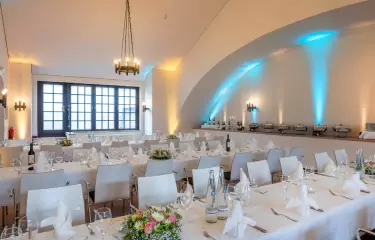 Festlich dekorierter Saal