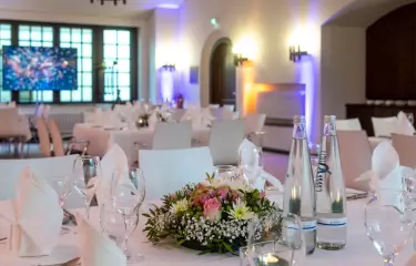 Nahaufnahme von festicher Tischdekoration 