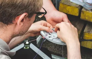 Ein Techniker bereitet einen Glasfaserspleiß vor