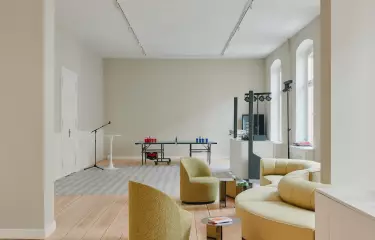 Eventlocation Berlin Großer Raum Altbau DJ Pult Tanzfläche