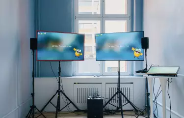 Eventlocation Berlin Seminarraum Tageslicht Altbau Parkettboden