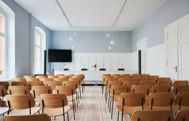 Eventlocation Berlin Pressekonferenz Konferenz Vortrag mit Bestuhlung in Reihen Tageslicht 