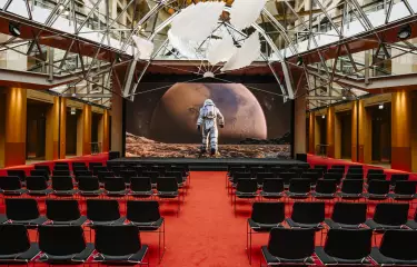 Das AXICA Forum mit Stuhlreihen und 48qm LED-Wand